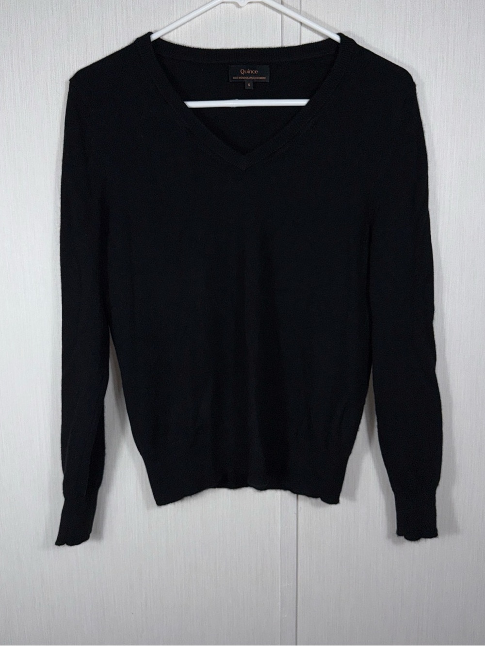 Quince S Sweater Mongolian Cashmere V-Neck Sweater Charcoal Capsule Wardrobe